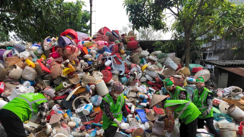 Công nhân đang phân loại rác thải nhựa phục vụ công tác tái chế tại một điểm tập kết ở Thủ đô Hà Nội. (Ảnh VIETCYCLE)