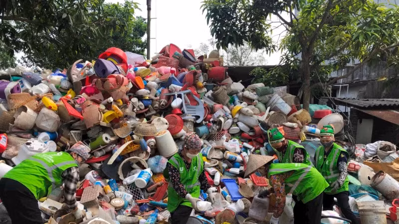 Công nhân đang phân loại rác thải nhựa phục vụ công tác tái chế tại một điểm tập kết ở Thủ đô Hà Nội. (Ảnh VIETCYCLE)