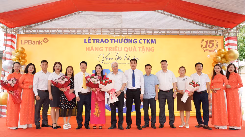Các đại biểu và khách hàng trúng giải chụp ảnh lưu niệm tại sự kiện