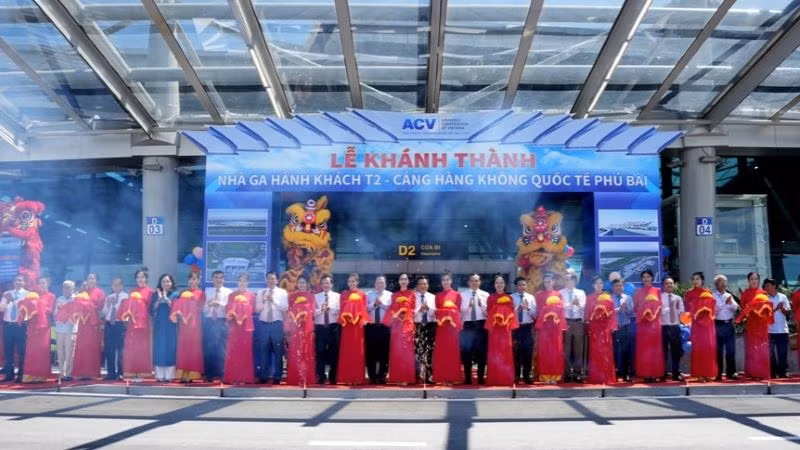 Nghi thức cắt băng khánh thành nhà ga hành khách T2 tại Cảng Hàng không quốc tế Phú Bài.
