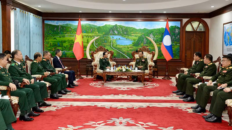 Thượng tướng Trịnh Văn Quyết chào xã giao Đại tướng Chansamone Chanyalath, Phó Thủ tướng, Bộ trưởng Quốc phòng Lào. (Ảnh: TRỊNH DŨNG)