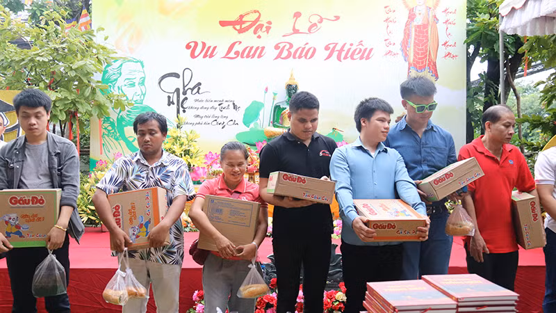 Ban tổ chức tặng quà cho người khuyết tật và người có hoàn cảnh khó khăn. (Ảnh: Hải Tiến)