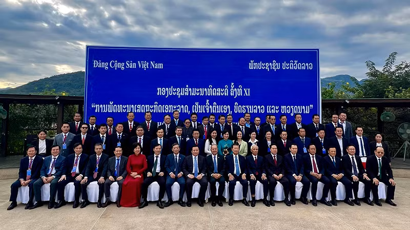 Các đại biểu tham dự Hội thảo chụp ảnh lưu niệm. (Ảnh: Trịnh Dũng)