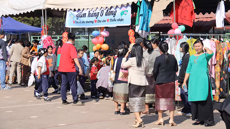 Gian hàng 0 đồng chia sẻ yêu thương của cô và trò Trường Song ngữ Lào-Việt Nam Nguyễn Du. (Ảnh: Hải Tiến)