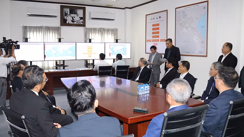 Các đại biểu tham quan Phòng thí nghiệm Dữ liệu và Truyền thông về thiên tại tại Lào. (Ảnh: HẢI TIẾN)