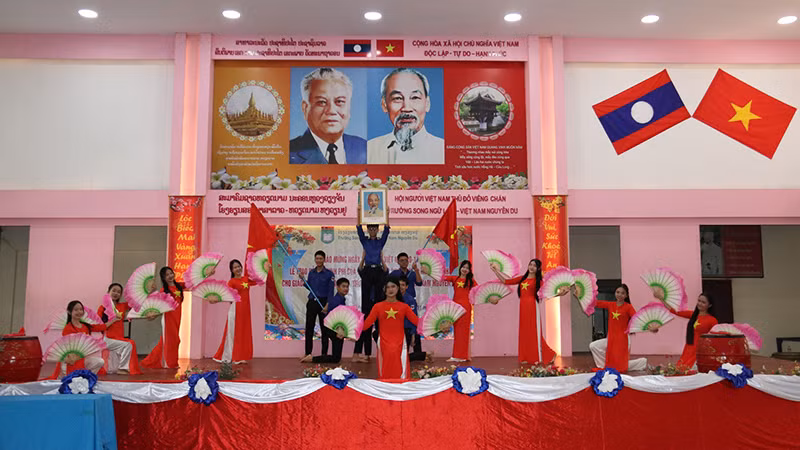 Tiết mục văn nghệ tri ân các thầy cô giáo do các em học sinh nhà trường biểu diễn.