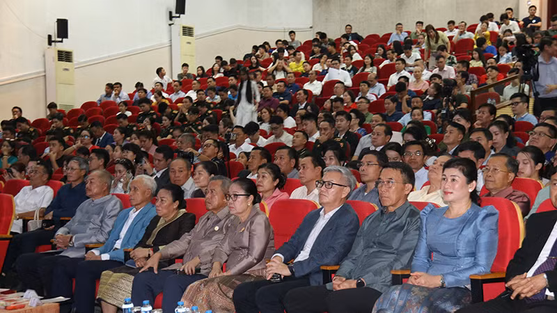 Các đồng chí lãnh đạo cấp cao Lào và đông đảo bà con người Việt Nam tại Lào theo dõi Hội diễn. Ảnh: Hải Tiến