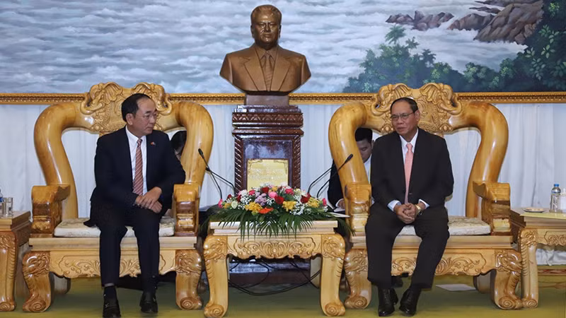 Thứ trưởng Công an Trần Quốc Tỏ chào xã giao Đại tướng Vilay Lakhamphong, Phó Thủ tướng Chính phủ, Bộ trưởng Công an Lào. Ảnh: Hải Tiến