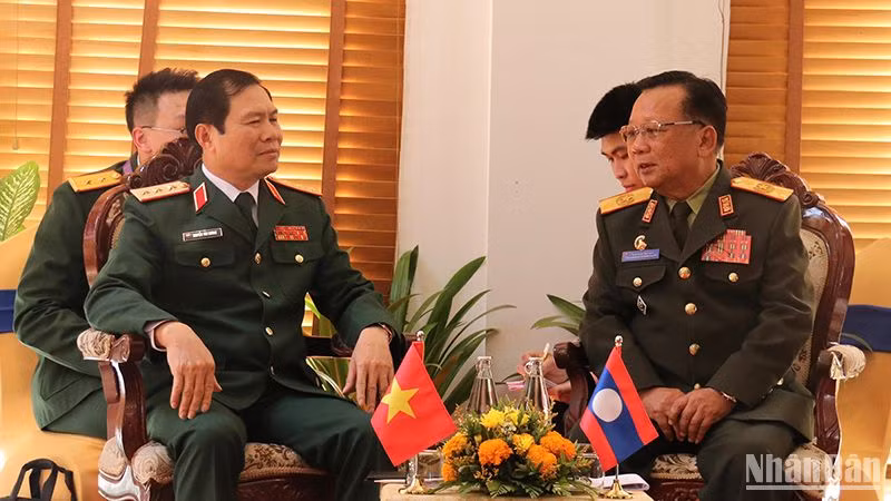 Thượng tướng Nguyễn Tân Cương gặp song phương với Đại tướng Chansamone Chanyalath, Phó Thủ tướng, Bộ trưởng Quốc phòng Lào. Ảnh: Trịnh Dũng