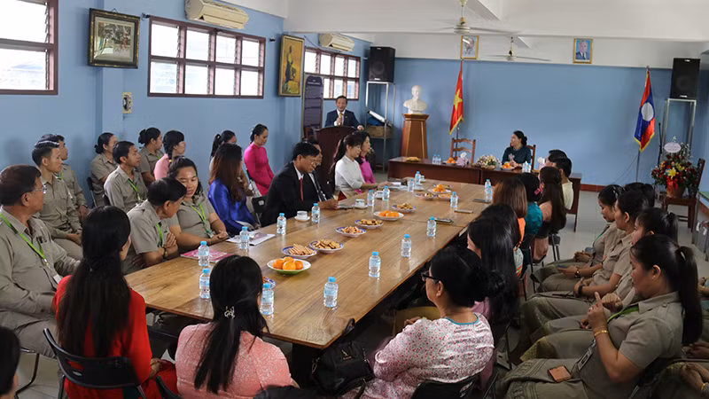 Đại sứ Nguyễn Minh Tâm trao đổi với cán bộ, giáo viên nhà trường.