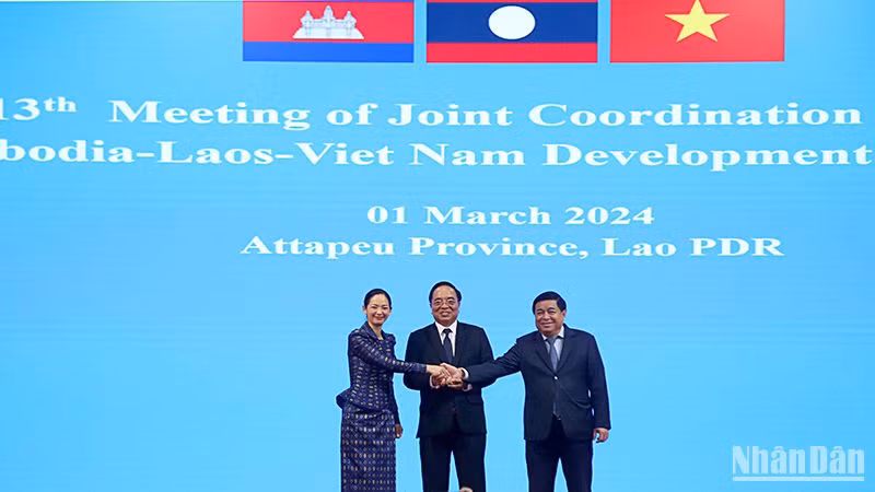 Các vị Bộ trưởng, Chủ tịch Ủy ban Điều phối chung Khu vực Tam giác phát triển Campuchia-Lào-Việt Nam tại Hội nghị. Ảnh: TRỊNH DŨNG