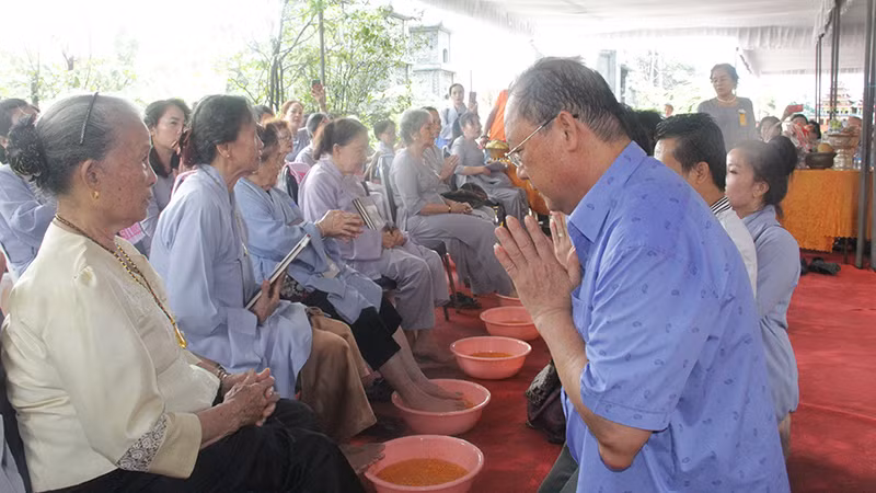 Thực hiện lễ rửa chân tạ ơn đấng sinh thành tại buổi lễ. (Ảnh: HẢI TIẾN)