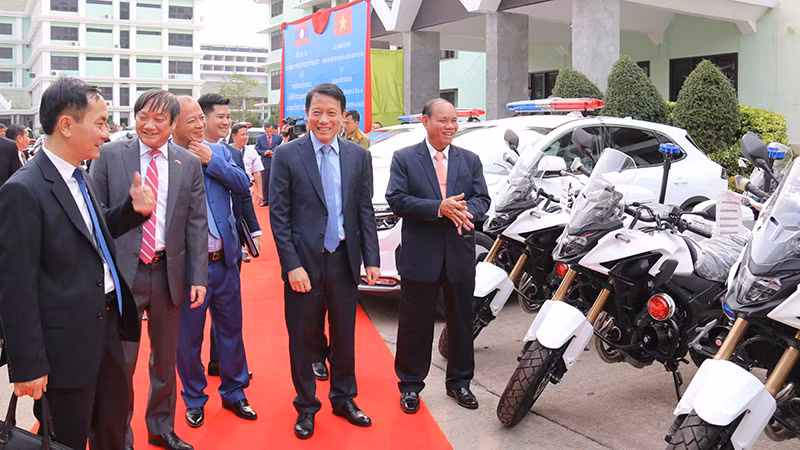 Phó Thủ tướng, Bộ trưởng Công an Lào đánh giá cao gói viện trợ kịp thời, đúng yêu cầu thực tế và nhu cầu nghiệp vụ của Bộ Công an Lào. (Ảnh: Trịnh Dũng)