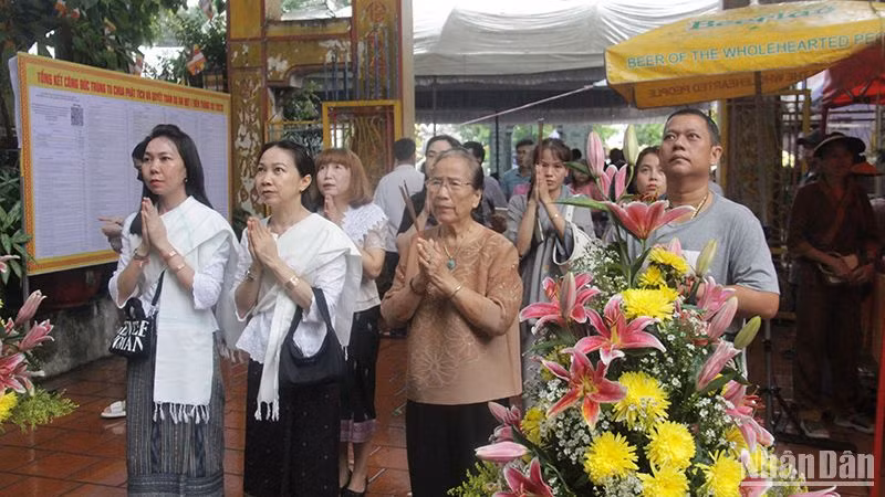 Phật tử và kiều bào người Việt tại thủ đô Vientiane dâng hương lễ Phật. (Ảnh: HẢI TIẾN)