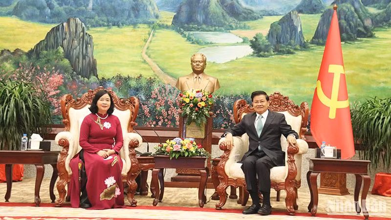 Đồng chí Bùi Thị Minh Hoài và Tổng Bí thư, Chủ tịch nước Lào Thongloun Sisoulith. (Ảnh: TRỊNH DŨNG)