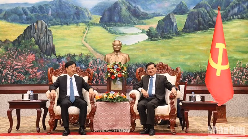 Tổng Bí thư, Chủ tịch nước Lào Thongloun Sisoulith tiếp đồng chí Nguyễn Duy Ngọc. Ảnh: Trịnh Dũng