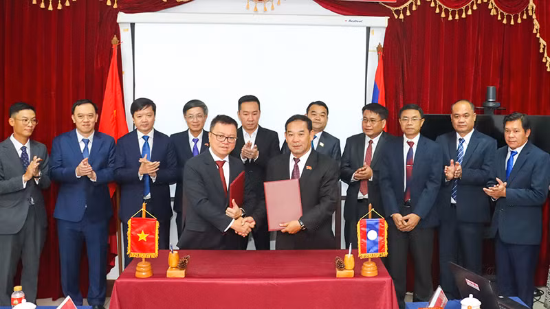 Ký kết Bản thỏa thuận hợp tác giữa Báo Nhân Dân với báo Pasaxon giai đoạn 2024-2029. (Ảnh: HẢI TIẾN)