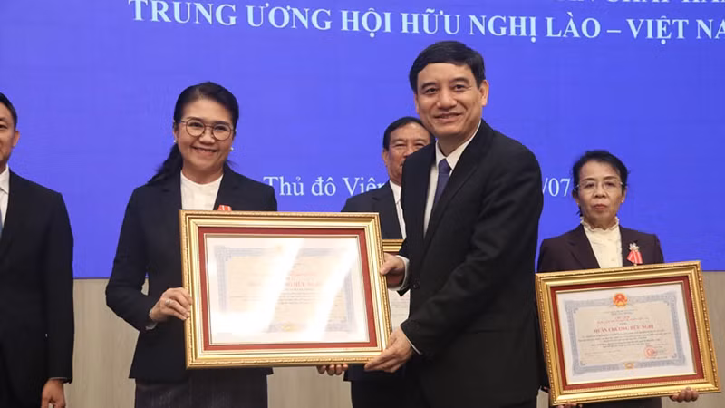 Lễ trao Huân chương Hữu nghị của Nhà nước Việt Nam tặng các cá nhân thuộc Hội Hữu nghị Lào-Việt Nam. (Ảnh: Hải Tiến)