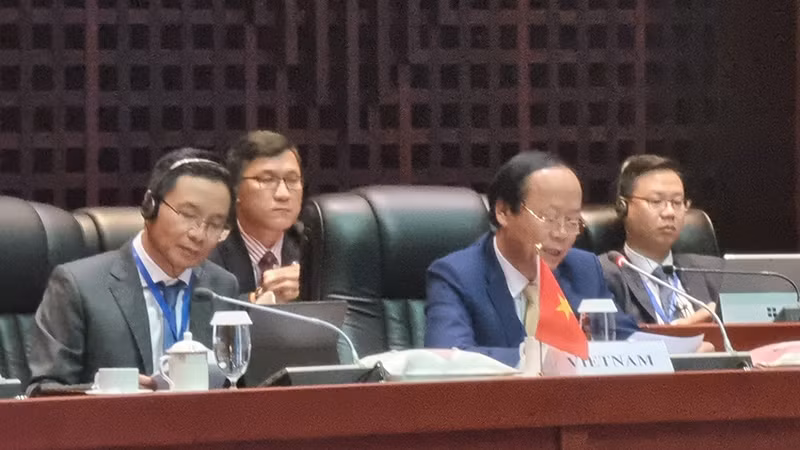 Thứ trưởng Tài nguyên và Môi trường Võ Tuấn Nhân phát biểu tại hội nghị. (Ảnh: TRỊNH DŨNG)