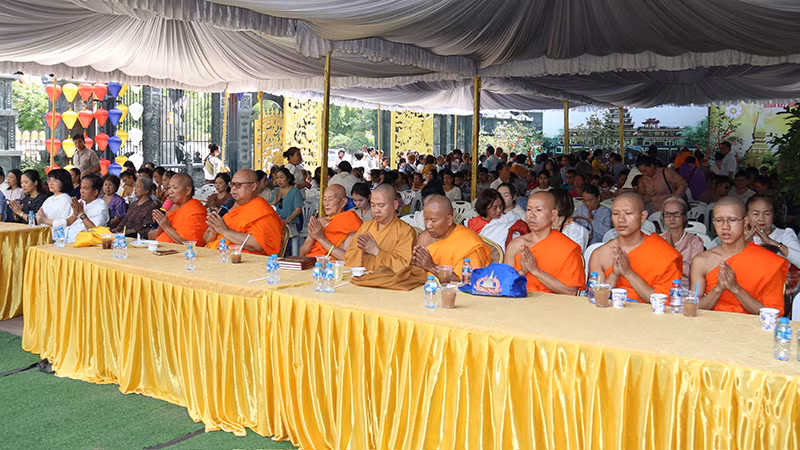 Chư tôn giáo phẩm Việt Nam và Lào cùng Phật tử, bà con kiều bào tham dự Lễ Phật đản 2568.