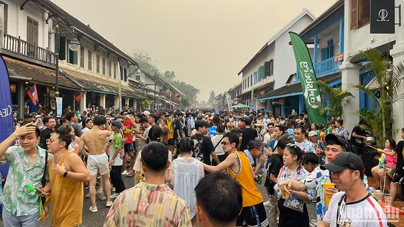 Khách du lịch tham gia lễ hội té nước tại thành phố Luang Prabang trong dịp Tết cổ truyền Bun Pi May của Lào. Ảnh: Hải Tiến
