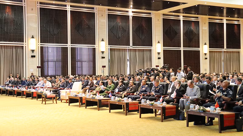 Các đại biểu tại lễ khai mạc. (Ảnh: TRỊNH DŨNG)