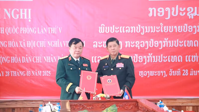 Thượng tướng Hoàng Xuân Chiến và Thượng tướng Vongkham Phommakone ký kết Biên bản Đối thoại Chính sách quốc phòng Việt Nam-Lào lần thứ 5. (Ảnh: Hải Tiến)