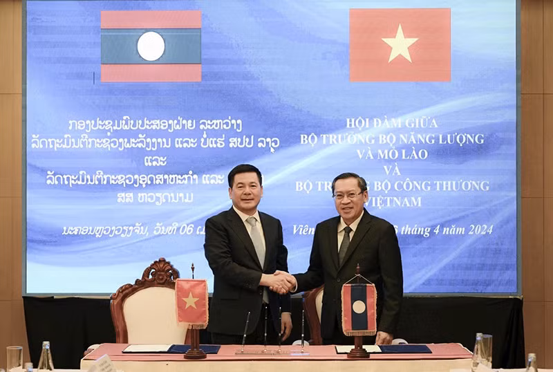 Bộ trưởng Công thương Nguyễn Hồng Diên và Bộ trưởng Năng lượng và Mỏ Lào Phosay Sayasone. Ảnh: Nguyên Minh