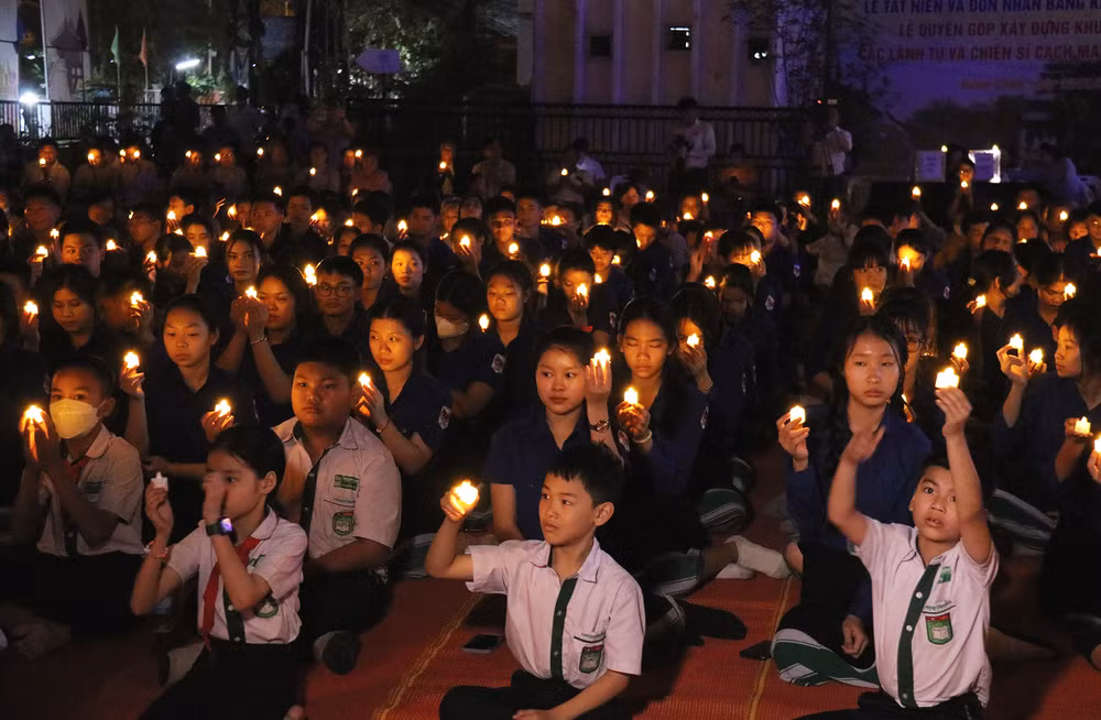 Thắp nến thực hiện các nghi lễ cầu siêu và tưởng niệm. Ảnh: Trịnh Dũng