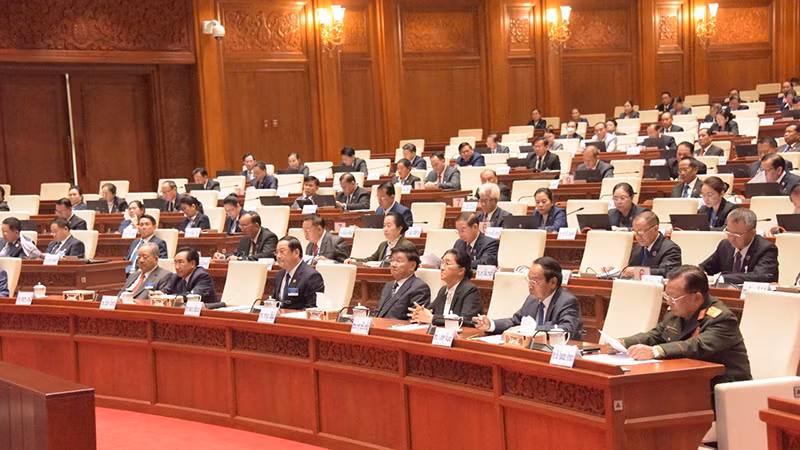 Các đại biểu tham dự Kỳ họp thường kỳ lần thứ 7, Quốc hội Lào khóa IX. Ảnh: Báo Pasaxon