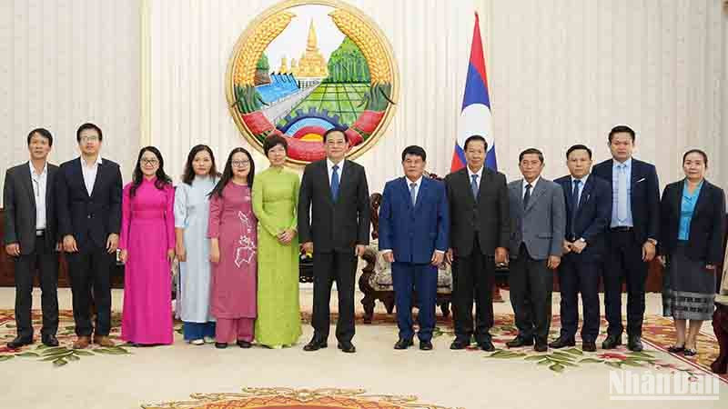 Thủ tướng Chính phủ Lào Sonexay Siphandone thân mật tiếp Đoàn đại biểu Thông tấn xã Việt Nam. Ảnh: Cộng tác viên