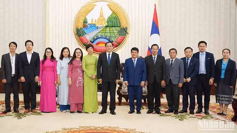 Thủ tướng Chính phủ Lào Sonexay Siphandone thân mật tiếp Đoàn đại biểu Thông tấn xã Việt Nam. Ảnh: Cộng tác viên
