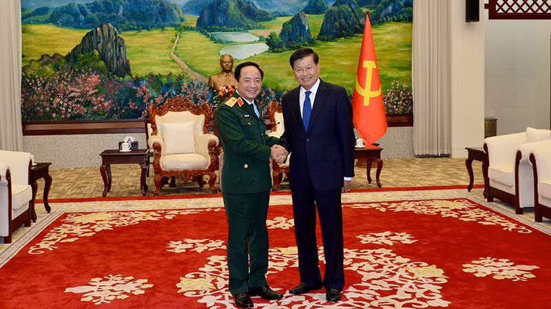 Tổng Bí thư, Chủ tịch nước Lào Thongloun Sisoulith đón Thượng tướng Trịnh Văn Quyết đến chào xã giao. (Ảnh: TRỊNH DŨNG)