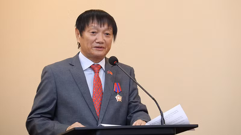 Đại sứ Nguyễn Bá Hùng phát biểu cảm tưởng tại buổi lễ. (Ảnh: HẢI TIẾN)