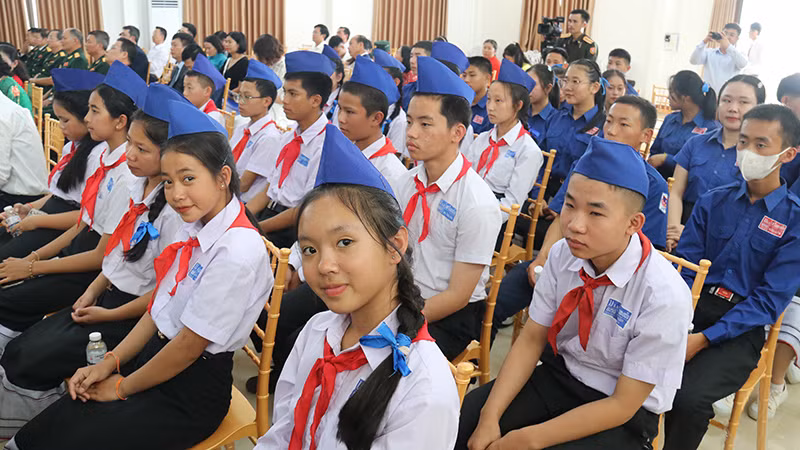 Các em học sinh tham dự buổi lễ. (Ảnh HẢI TIẾN)