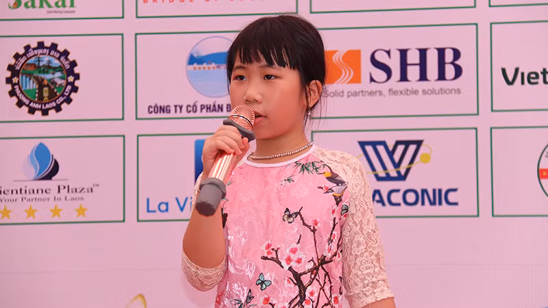 Thí sinh tham gia cuộc thi Kể chuyện tiếng Việt. (Ảnh: Hải Tiến)