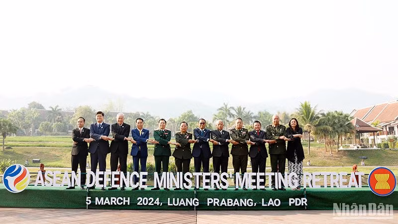 Các đại biểu chụp ảnh lưu niệm tại Hội nghị. (Ảnh: Trịnh Dũng)