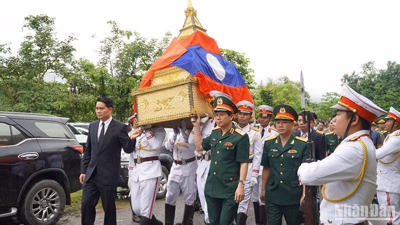 Tiễn đưa hài cốt các anh hùng liệt sĩ về với đất mẹ. (Ảnh: Hải Tiến)