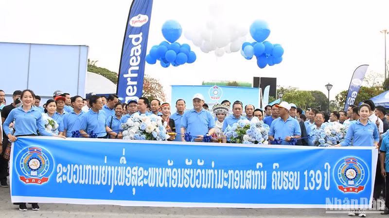 Thủ tướng Lào cùng các đại biểu tham dự sự kiện. (Ảnh: HẢI TIẾN)