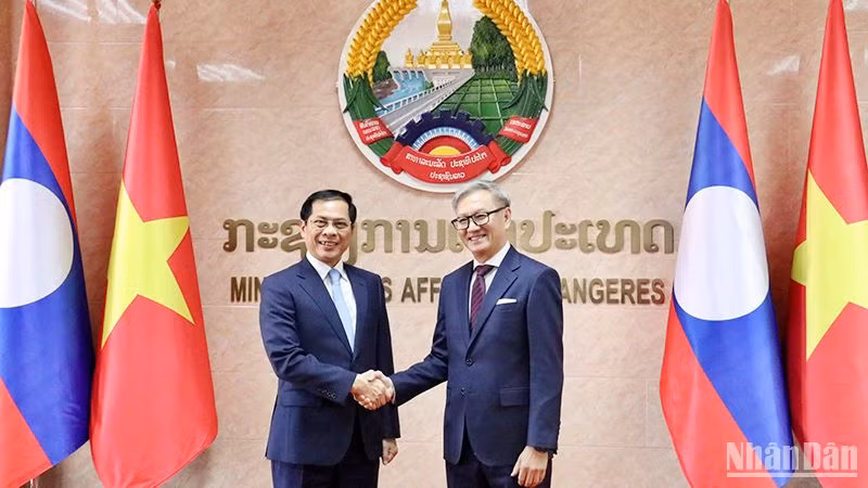 Phó Thủ tướng, Bộ trưởng Ngoại giao Bùi Thanh Sơn và Bộ trưởng Ngoại giao Lào Thongsavanh Phomvihane. (Ảnh: Trịnh Dũng)
