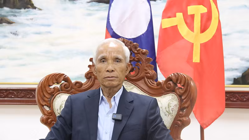 Đồng chí Khamphan Pheuyavong trả lời phỏng vấn báo chí Việt Nam thường trú tại Lào. (Ảnh: Hải Tiến)