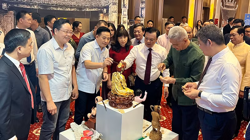 Đồng chí Đinh Tiến Dũng cùng Đoàn đại biểu cấp cao thành phố Hà Nội đã tham dự Hội nghị Xúc tiến du lịch, thương mại Hà Nội-Vientiane 2024. (Ảnh: TRỊNH DŨNG)