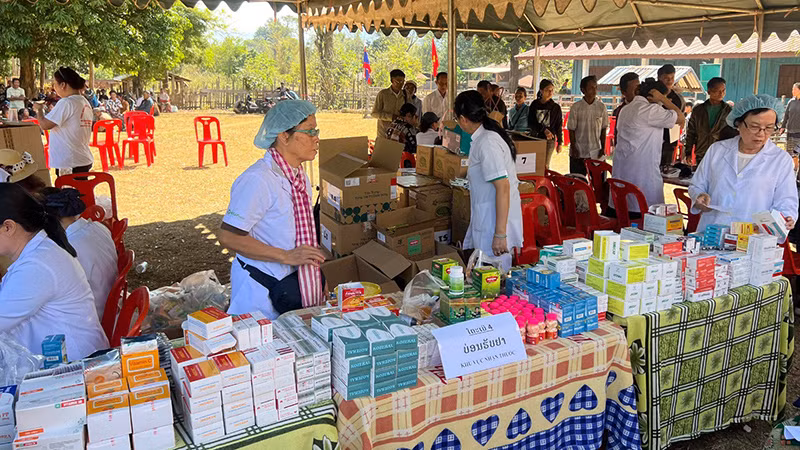 Phát thuốc miễn phí cho người dân tại tỉnh Khammouan, Trung Lào. (Ảnh: Hải Tiến)