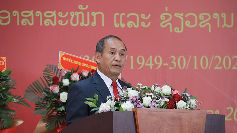 Phó Bí thư Tỉnh ủy, Chủ tịch Hội đồng nhân dân tỉnh Xiengkhouang Bounhom Thethani phát biểu tại buổi lễ. Ảnh: HẢI TIẾN