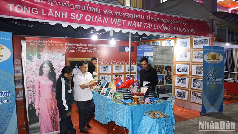 Người dân tham quan gian trưng bày của Tổng Lãnh sự quán Việt Nam tại Luang Prabang. (Ảnh: Hải Tiến)