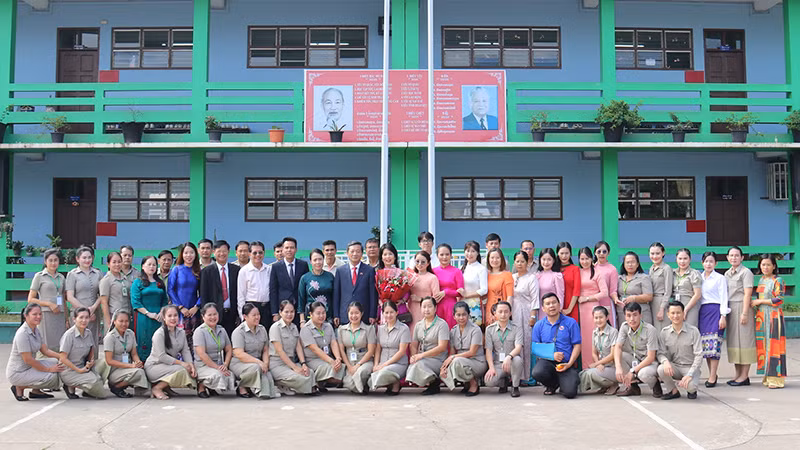 Đại sứ Nguyễn Minh Tâm cùng phu nhân chụp ảnh lưu niệm với cán bộ, nhân viên nhà trường.