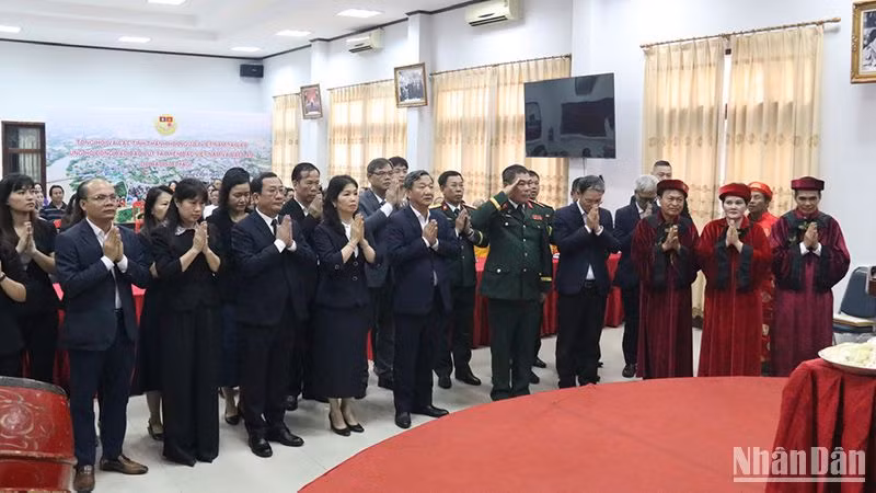 Các đại biểu thành kính dâng hương tưởng nhớ các Vua Hùng. Ảnh: HẢI TIẾN.