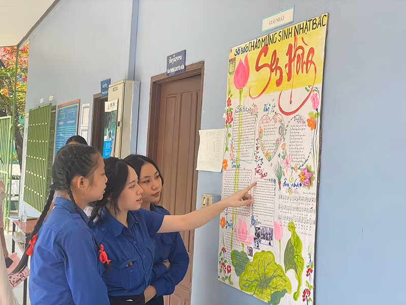 Các em học sinh với tác phẩm báo tường chào mừng sinh nhật Bác. (Ảnh: Hải Tiến)