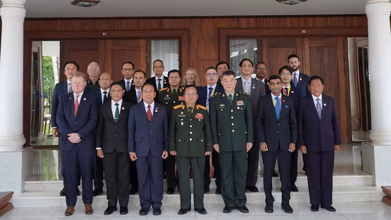 Các Trưởng đoàn ADSOM+ chào xã giao Đại tướng Chansamone Chanyalath, Phó Thủ tướng, Bộ trưởng Quốc phòng Lào. Ảnh: Trịnh Dũng