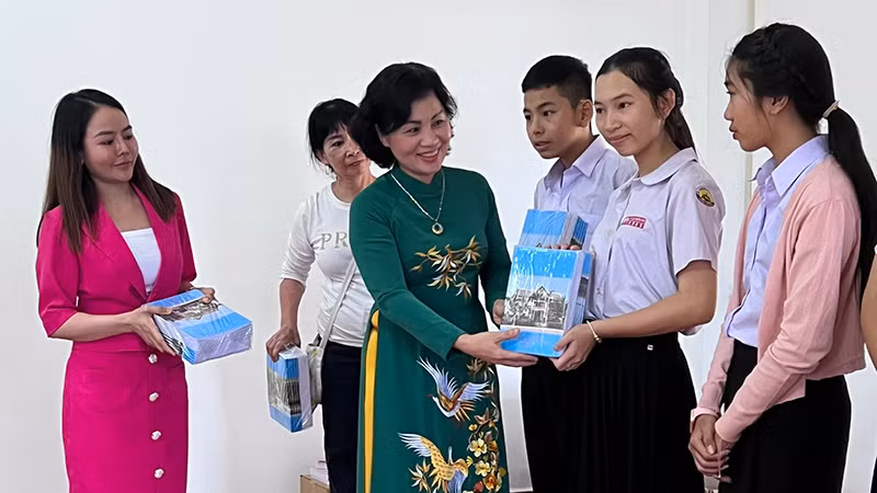 Trao quà tặng các em học sinh nhân dịp khai giảng năm học mới. (Ảnh: Trịnh Dũng)